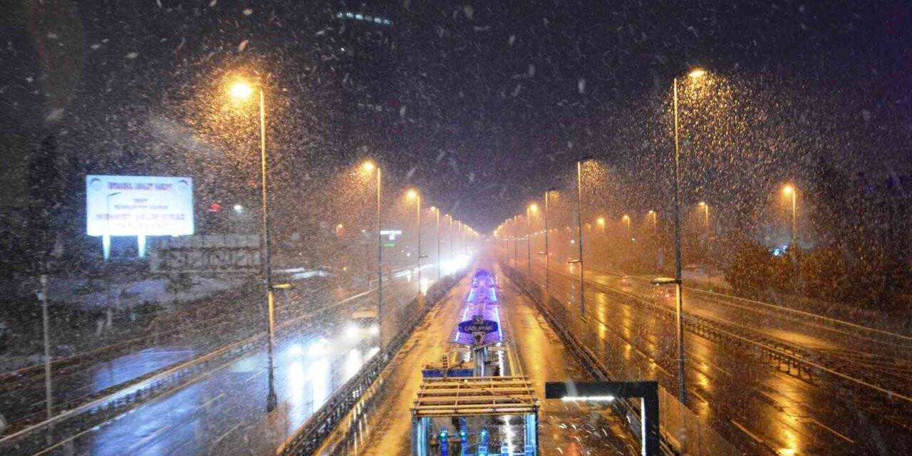 İstanbul’da gece saatlerinde kar yağışı aralıklarla devam etti