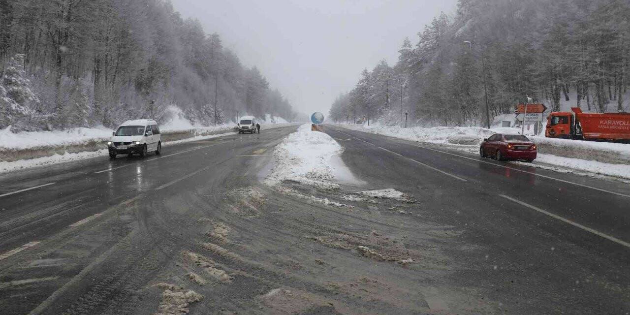 Bolu Dağı’nda kar ve sis etkili oluyor