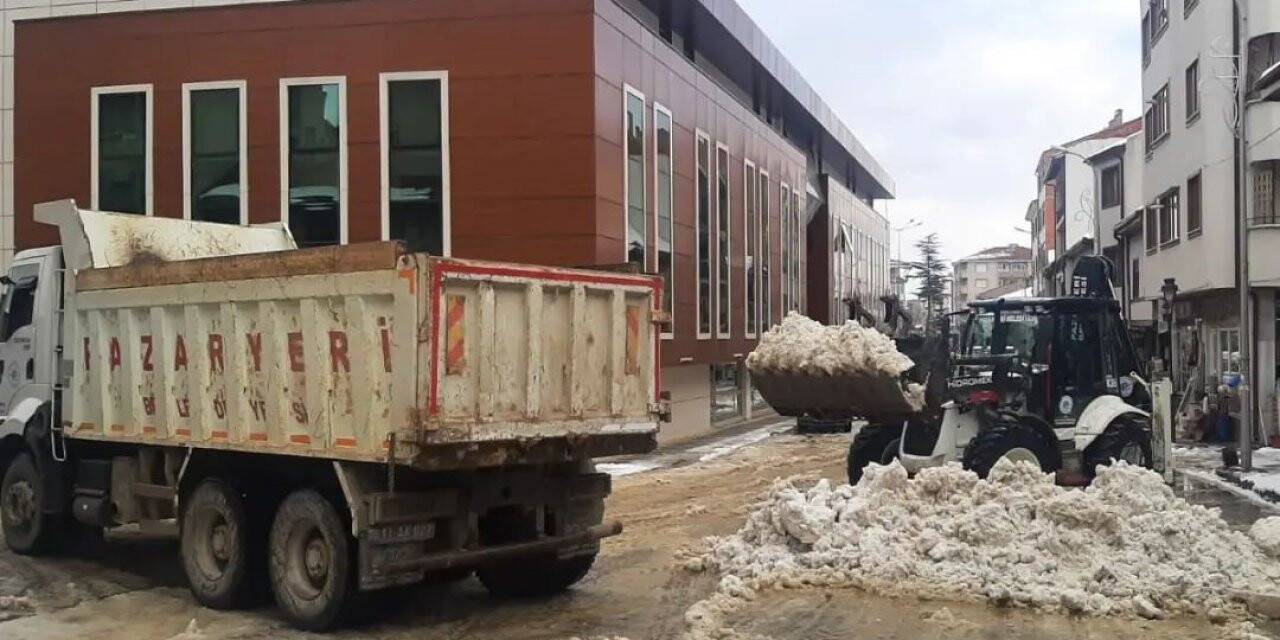 Pazaryeri’nde halk pazarında kar temizleme çalışması yapıldı