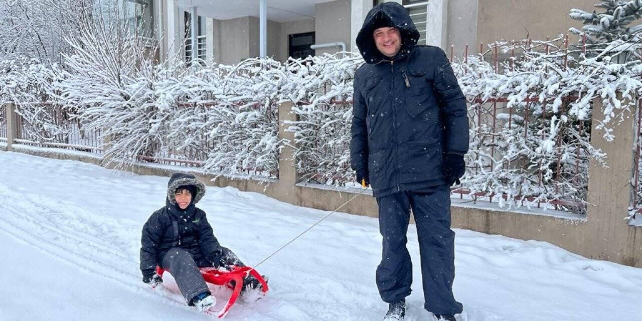Oğlunu market ve berbere kızakla çekerek götürdü