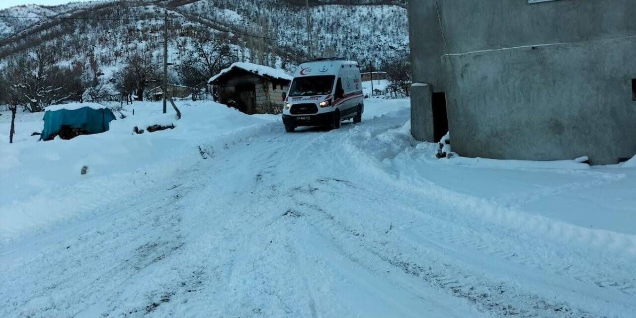 Kar yolları kapattı, kalp hastası kadın ekiplerce kurtarıldı