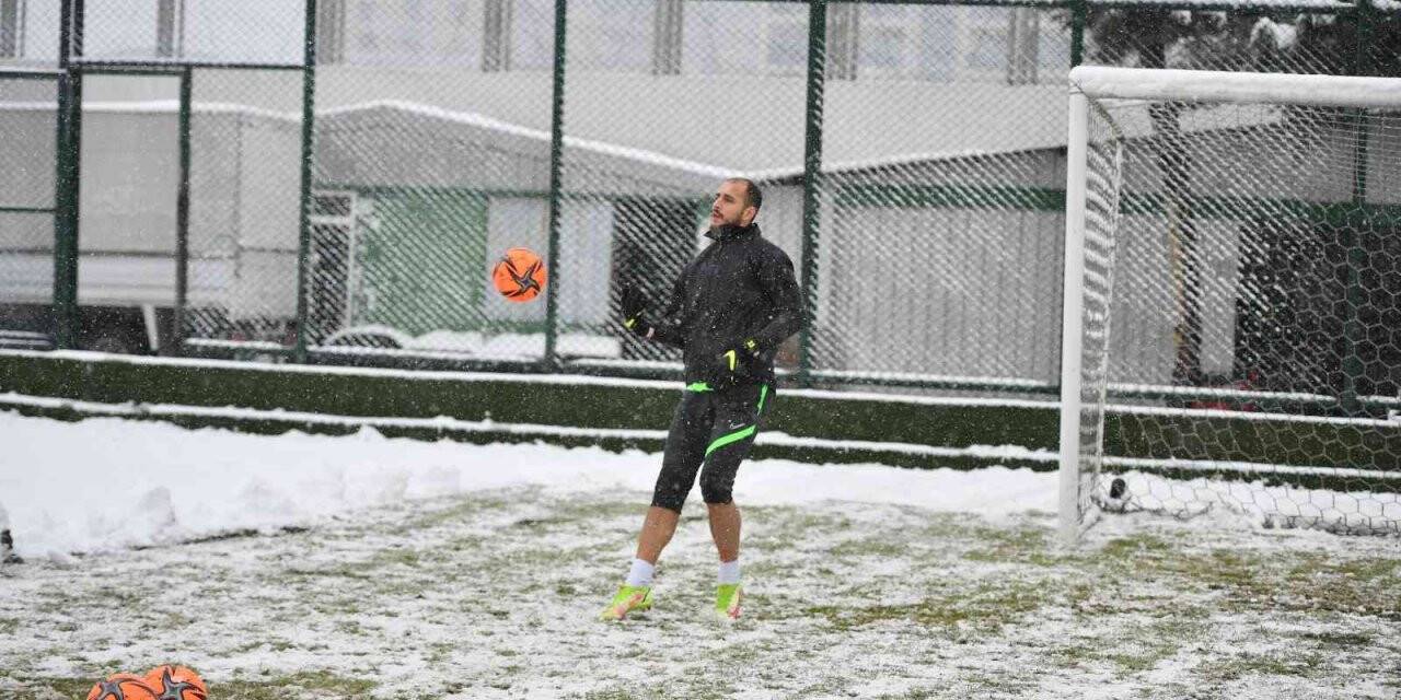 Bursaspor yoğun kar yağışı altında Eyüpspor maçı hazırlıklarını tamamladı