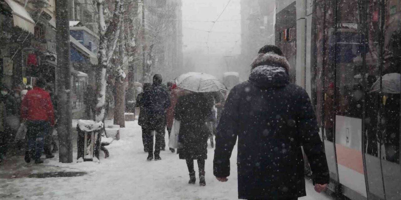 Eskişehir’de kar yağışı etkisini arttırdı