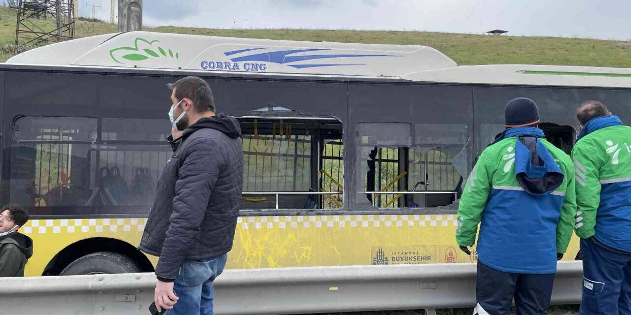 İETT otobüsü kaza yaptı, yolcular kırık camdan çıkarıldı