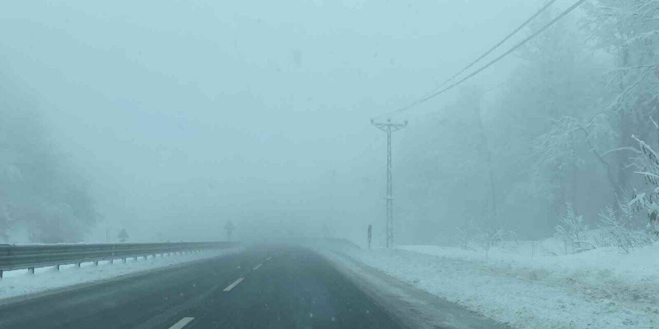 Zonguldak’ta buzlanan yolda sis görüş mesafesini düşürdü