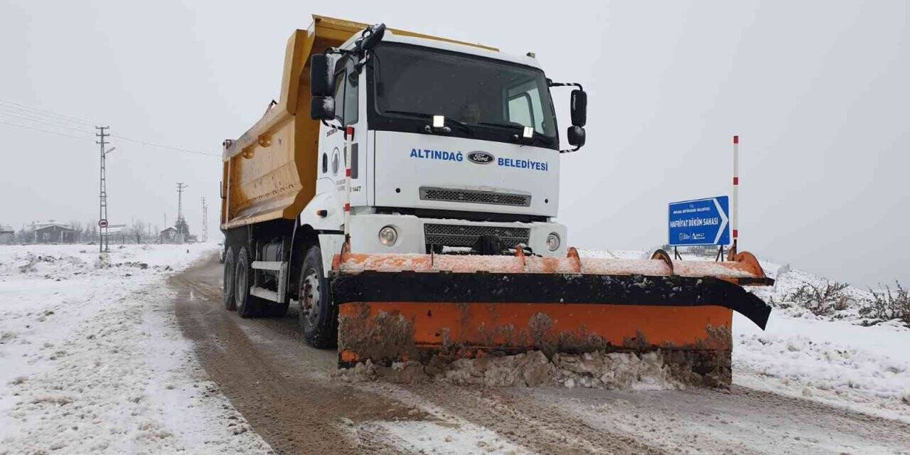 Altındağ’da karla mücadele sürüyor