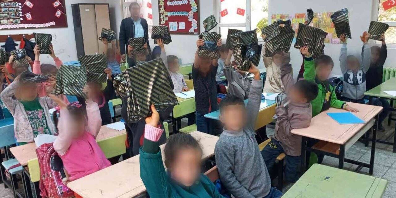 Diyarbakır’da çocukları sevindiren karne hediyesi