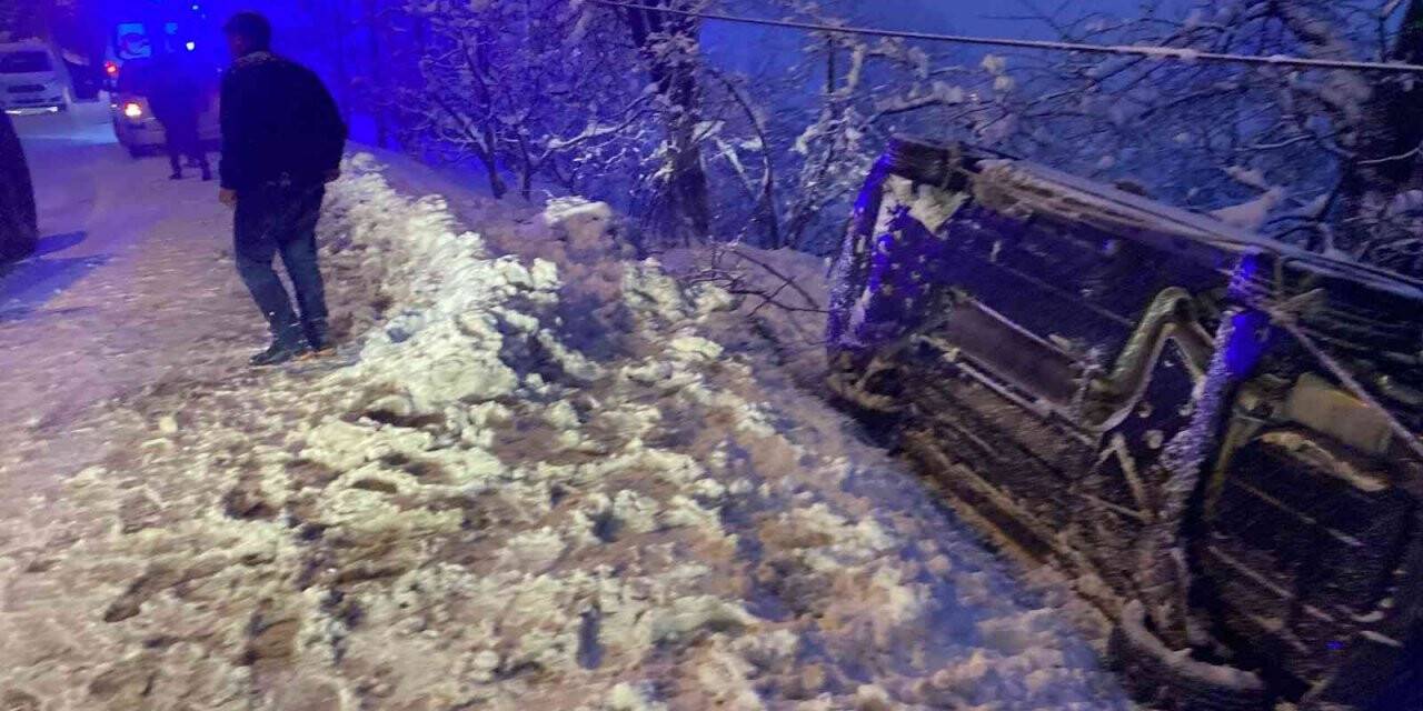 Karda devrilen otomobili halatlarla ağca bağladılar: 1 yaralı