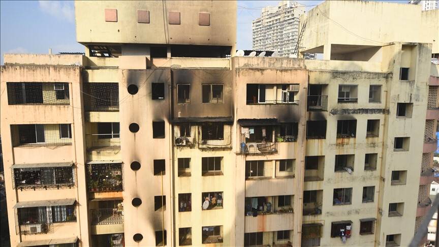 Hindistan'ın Mumbai kentinde 20 katlı binada çıkan yangında 7 kişi öldü