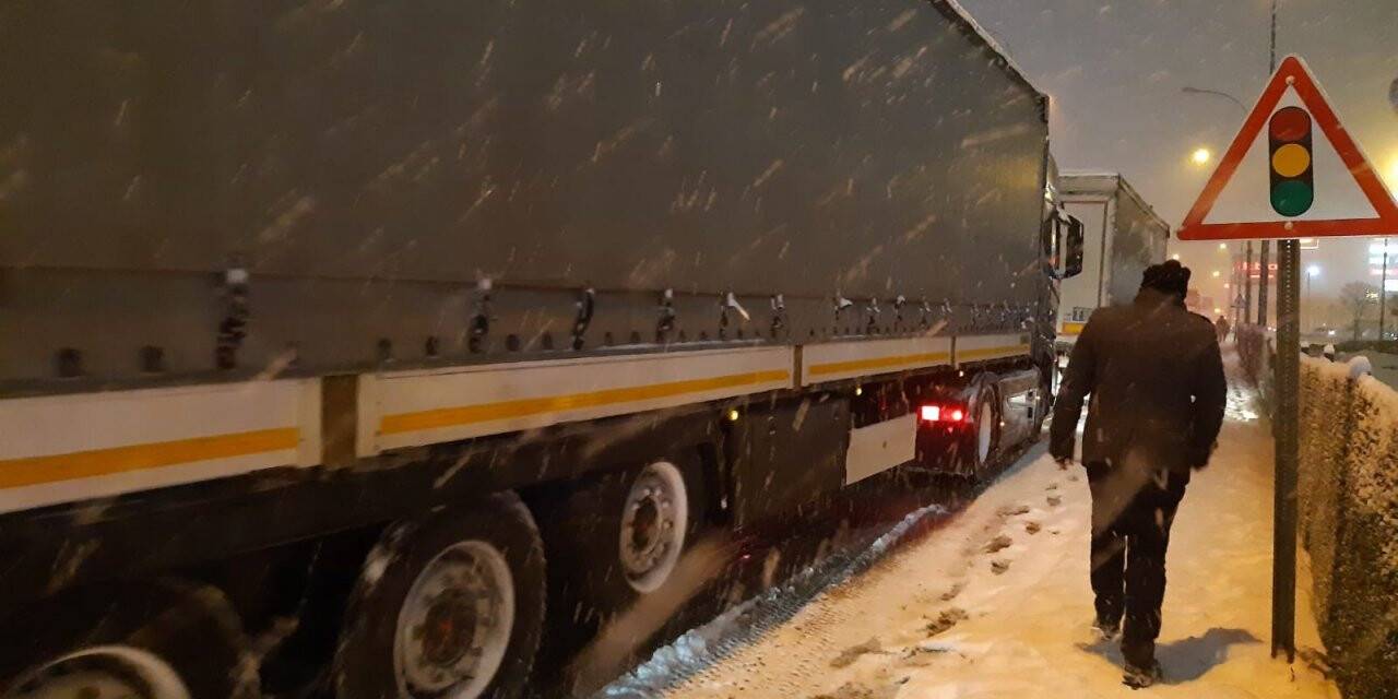 Afyonkarahisar’da kar yağışı trafikte kabusa döndü