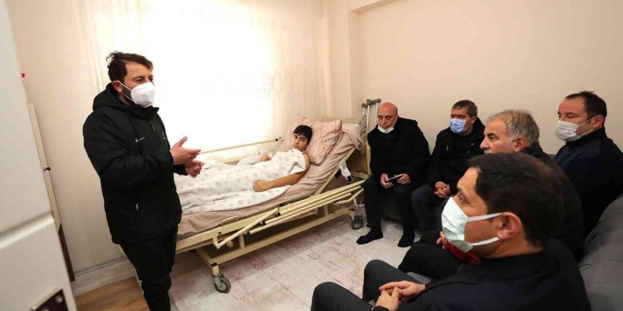 Vali Masatlı’dan ayağı kesilen futbolcu Eren’e moral ziyareti