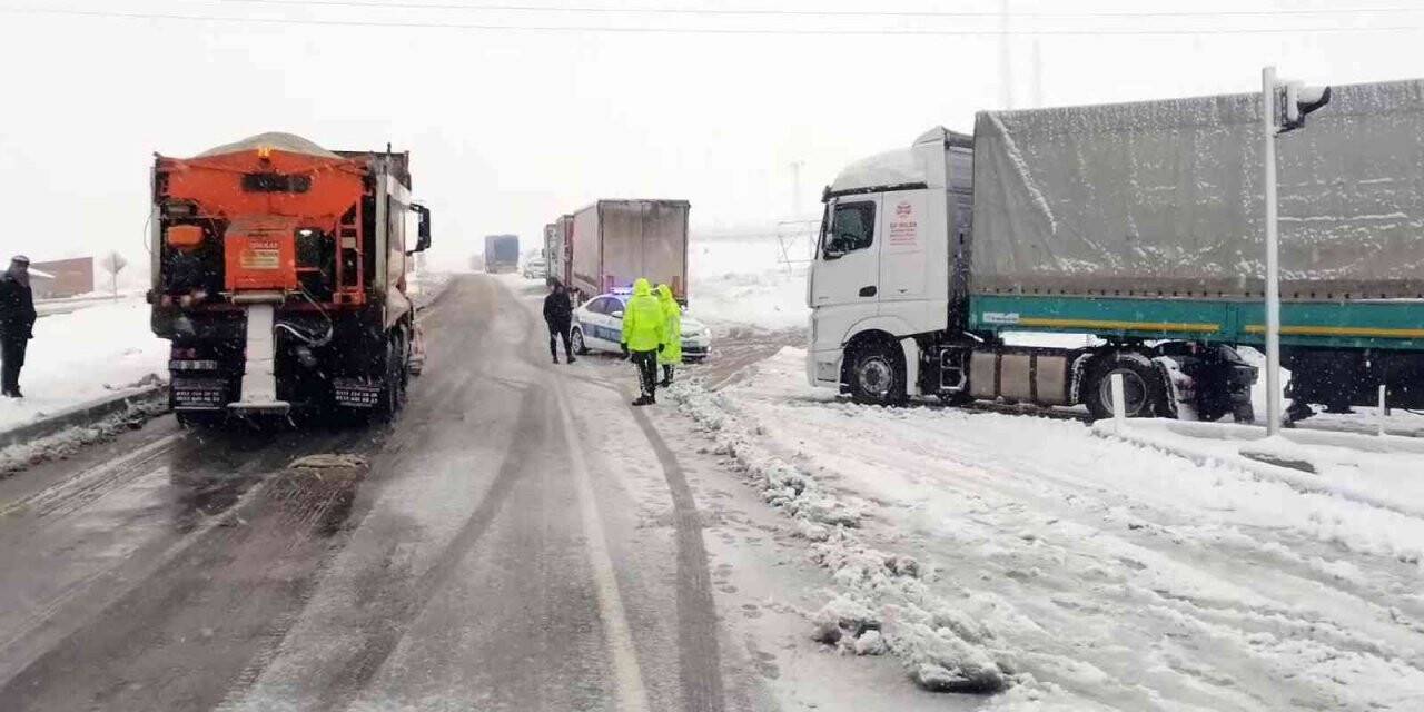 Yozgat’ta kar ulaşımı aksattı, çok sayıda tır ver araç yolda kaldı