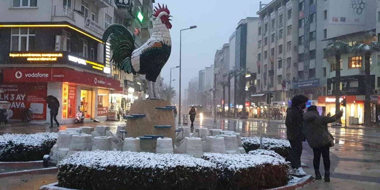 Beklenen kar, Denizli’yi beyaza bürüdü