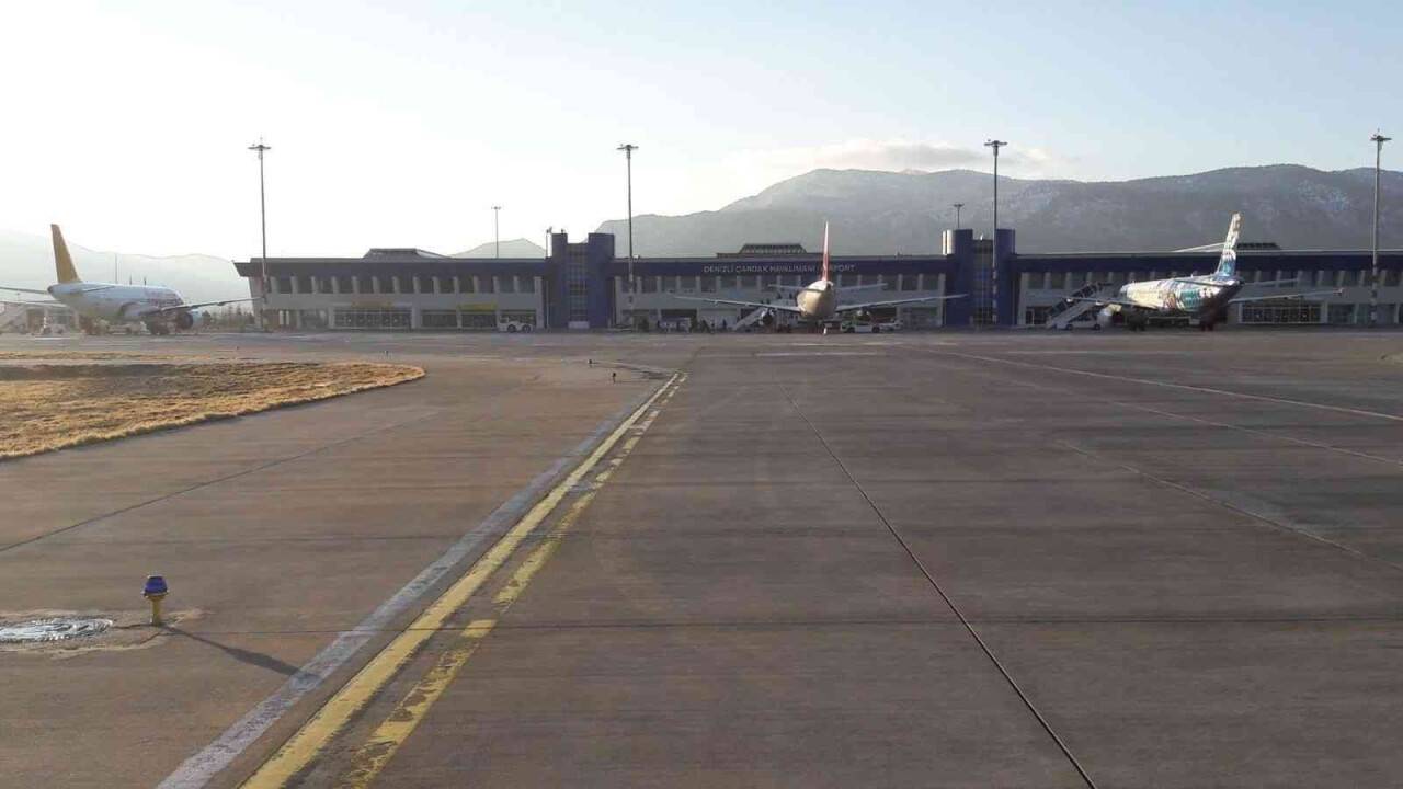 Kuvvetli kar yağışı uçak seferlerini iptal ettirdi