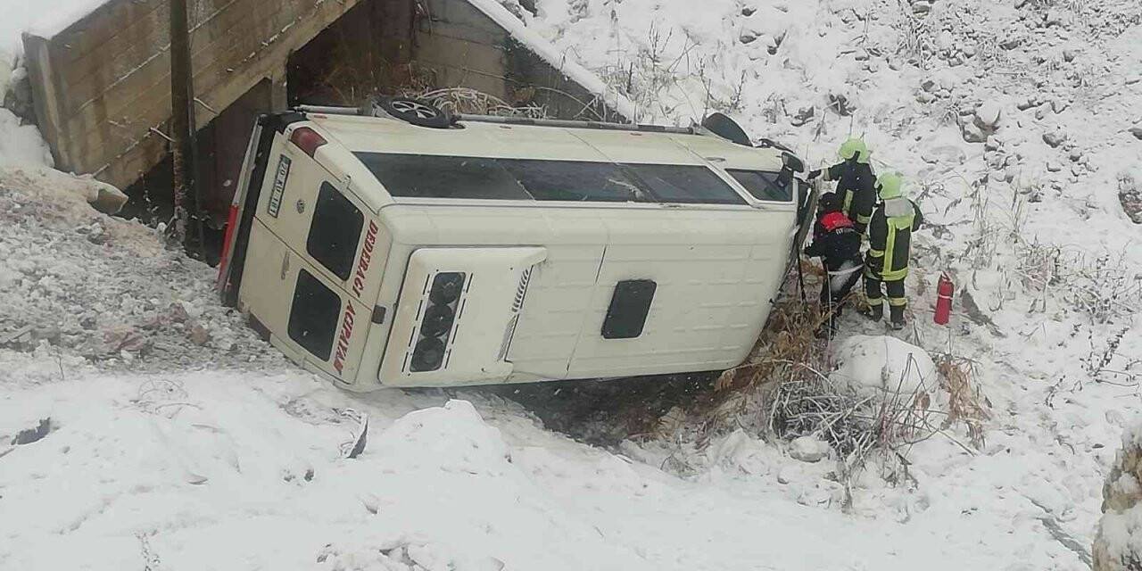 Karda yoldan çıkan yolcu minibüsü şarampole yuvarlandı: 2 yaralı