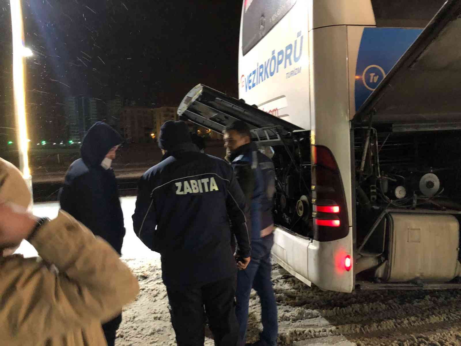 Yolcu otobüs bozuldu, yolcular 3 saat mahsur kaldı
