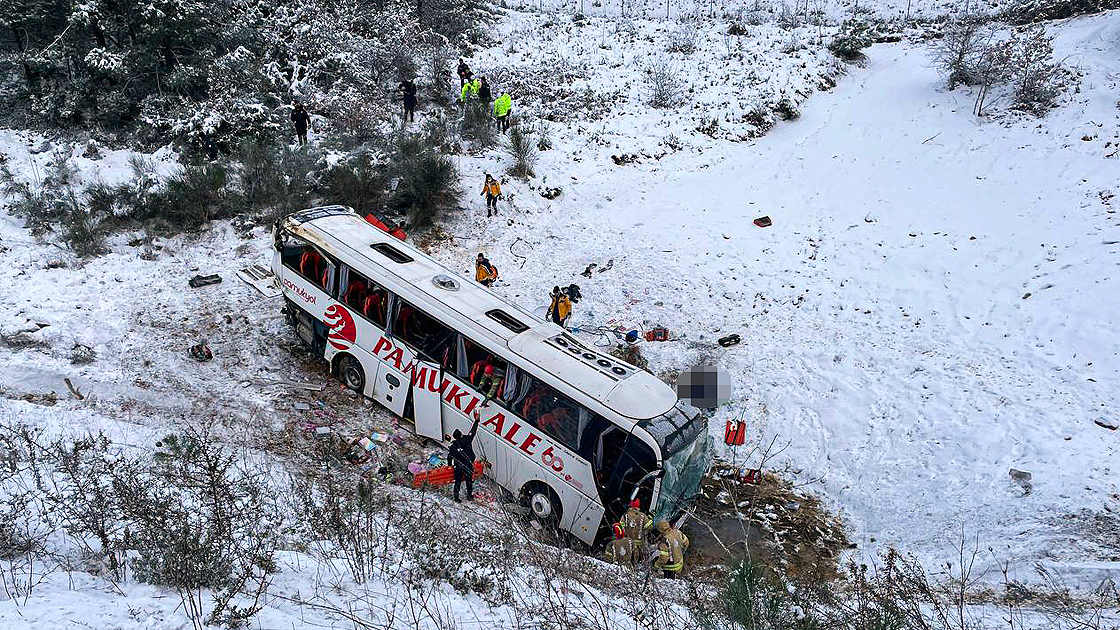 İstanbul'da yolcu otobüsü şarampole yuvarlandı