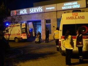 Adıyaman'da Otomobil, Ağaca Çarptı: 3 Yaralı