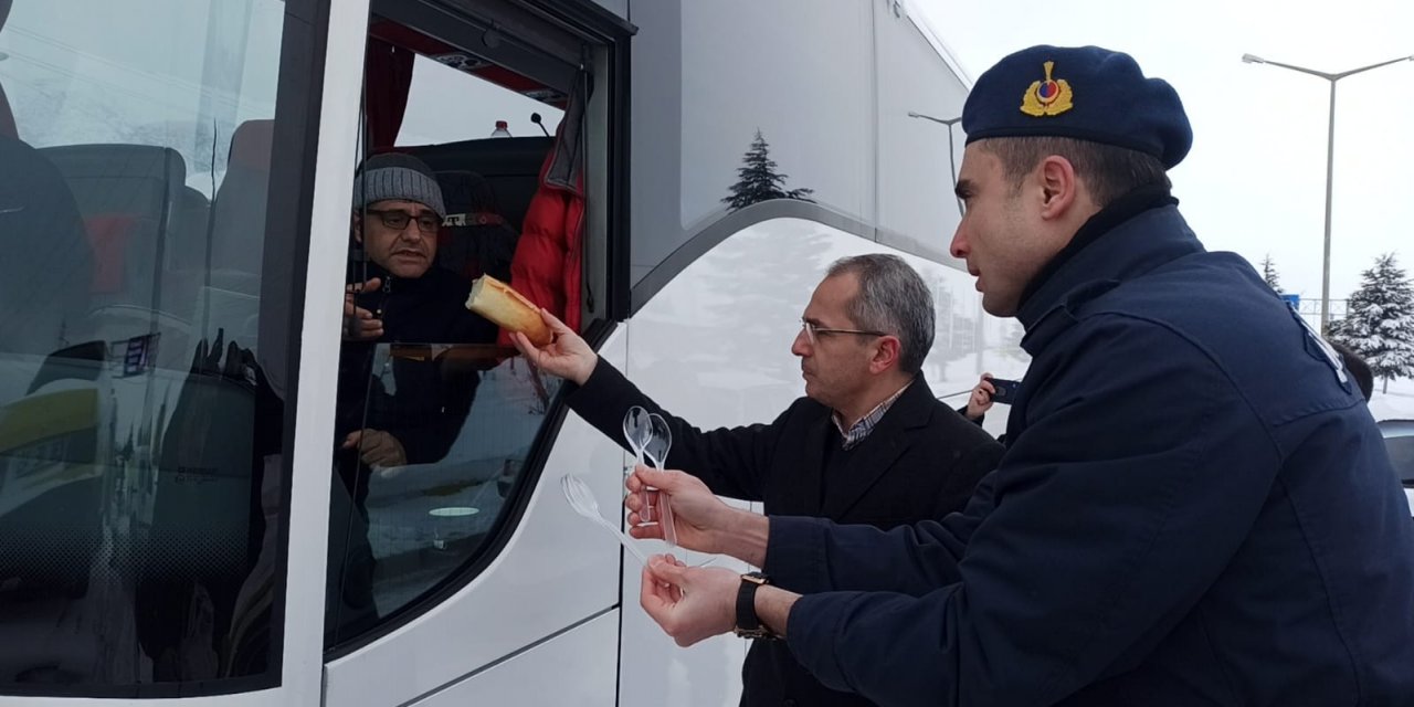 Kaymakam yolda mahsur kalan vatandaşlara çorba ikram etti