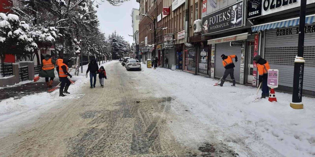 Akşehir Belediyesinde kar mesaisi sürüyor
