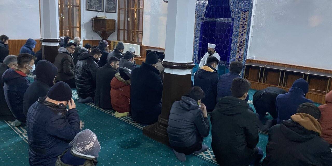 Babalar ve oğullar namazda buluştu