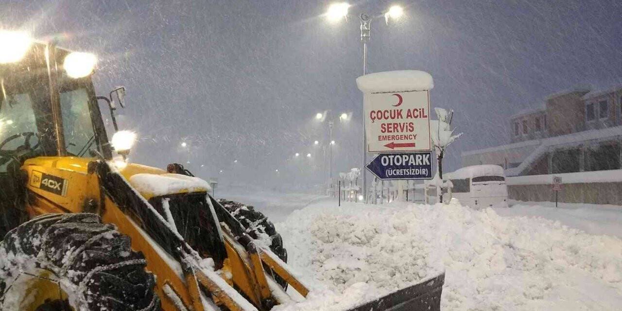 Düzce Üniversitesi karla mücadelede 24 saat çalışıyor