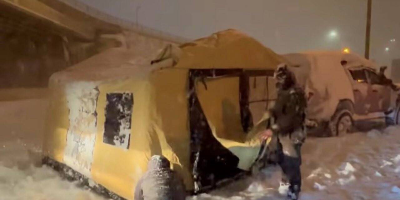 TEM’de mahsur kalan aile yola çadır kurdu