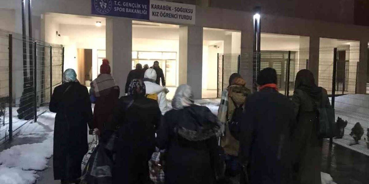 Kar nedeniyle yollar kapandı, yolcular öğrenci yurduna yerleştirildi