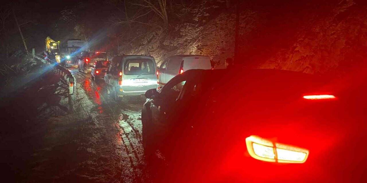 İzmir’de yoğun kar yağışı nedeniyle dağ yolunda mahsur kalan 20 kişi kurtarıldı