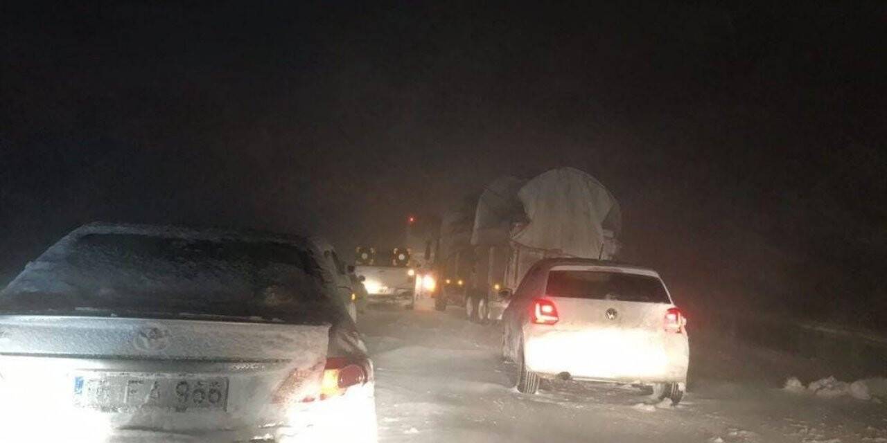 Kar ve tipi sebebiyle Diyarbakır-Şanlıurfa karayolu çift taraflı olarak ulaşıma kapatıldı.