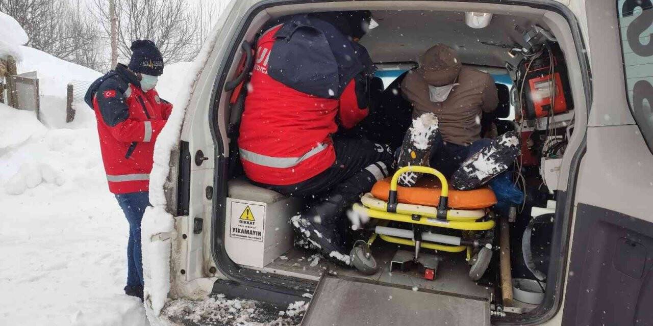 Muş UMKE ve 112 ekipleri, Covid-19 hastasını 9 saatlik çalışmayla hastaneye ulaştırdı