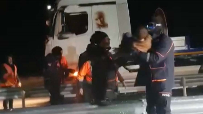 Diyarbakır-Siverek kara yolunda 2'si yolcu otobüsü 49 araç kurtarıldı