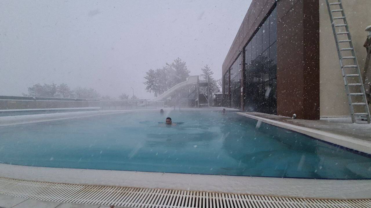 Kar altında termal havuz keyfi