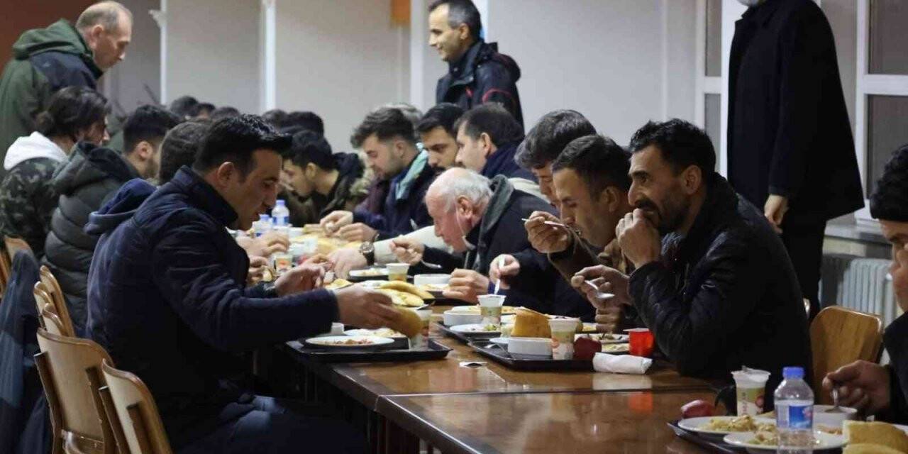 Yolda mahsur kalan vatandaşlar yurtlara yerleştirildi
