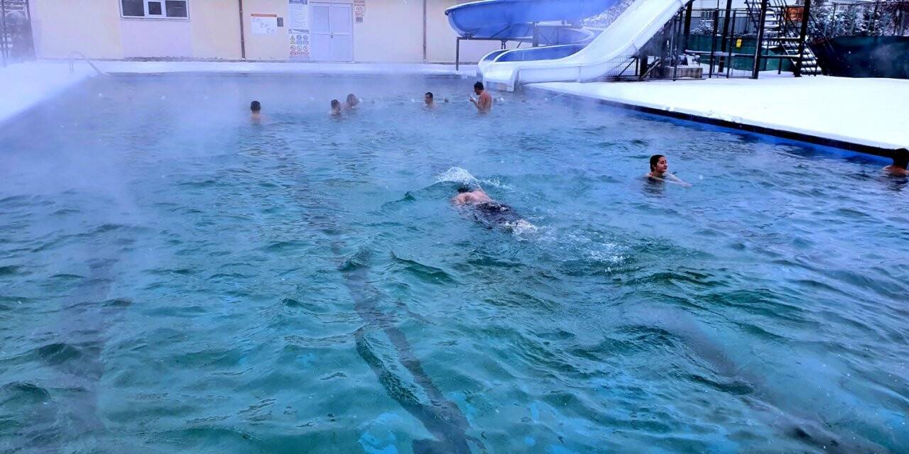 Ilgın’da kar keyfi sıcak kaplıca suyu ile çıkarılıyor