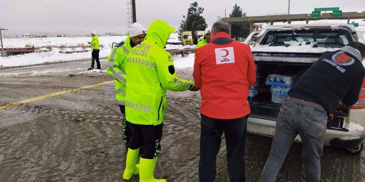 Kızılay’ın yolda kalanlara yardımı devam ediyor
