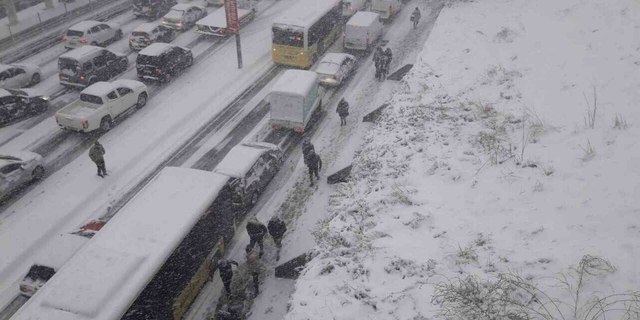 Karla kaplı E-5 Karayolunda  uzun araç kuyrukları oluştu