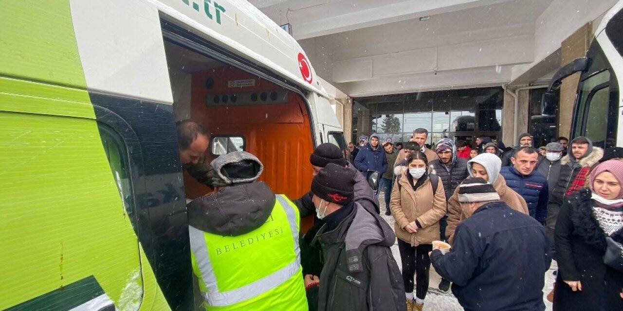 Ereğli Belediyesi'nden karda bekleyen vatandaşlara  çorba ikramı