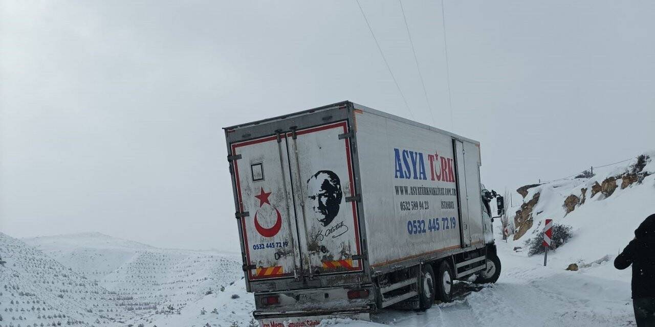 Kardan kayan nakliyat aracı yolu kapattı