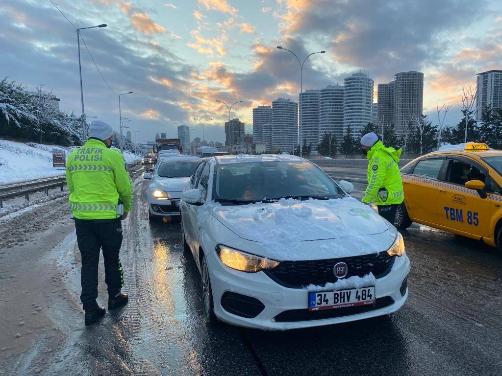 Trafiğe çıkan özel araçlar Avrasya Tüneli’ne yönlendirildi