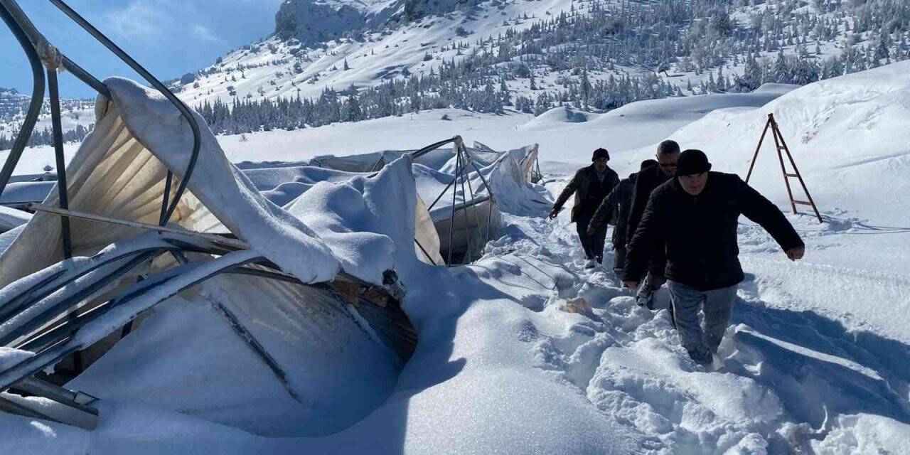 Karaman’da karın ağırlığına dayanamayan seralar çöktü