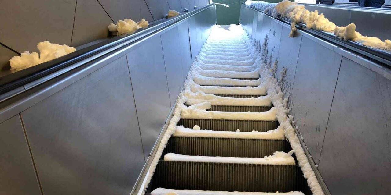 Toplu taşıma duraklarında dışarıda kar, içeride arıza engeli