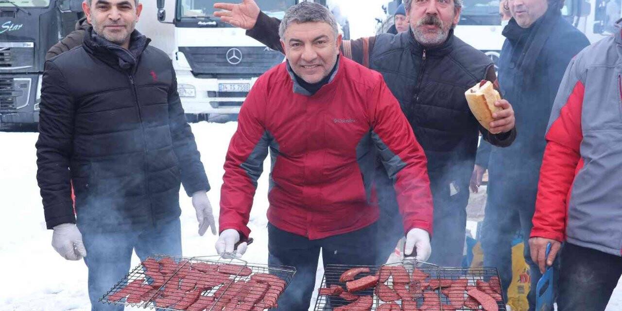 Yolda mahsur kalan tır sürücüleri için mangal kurdular