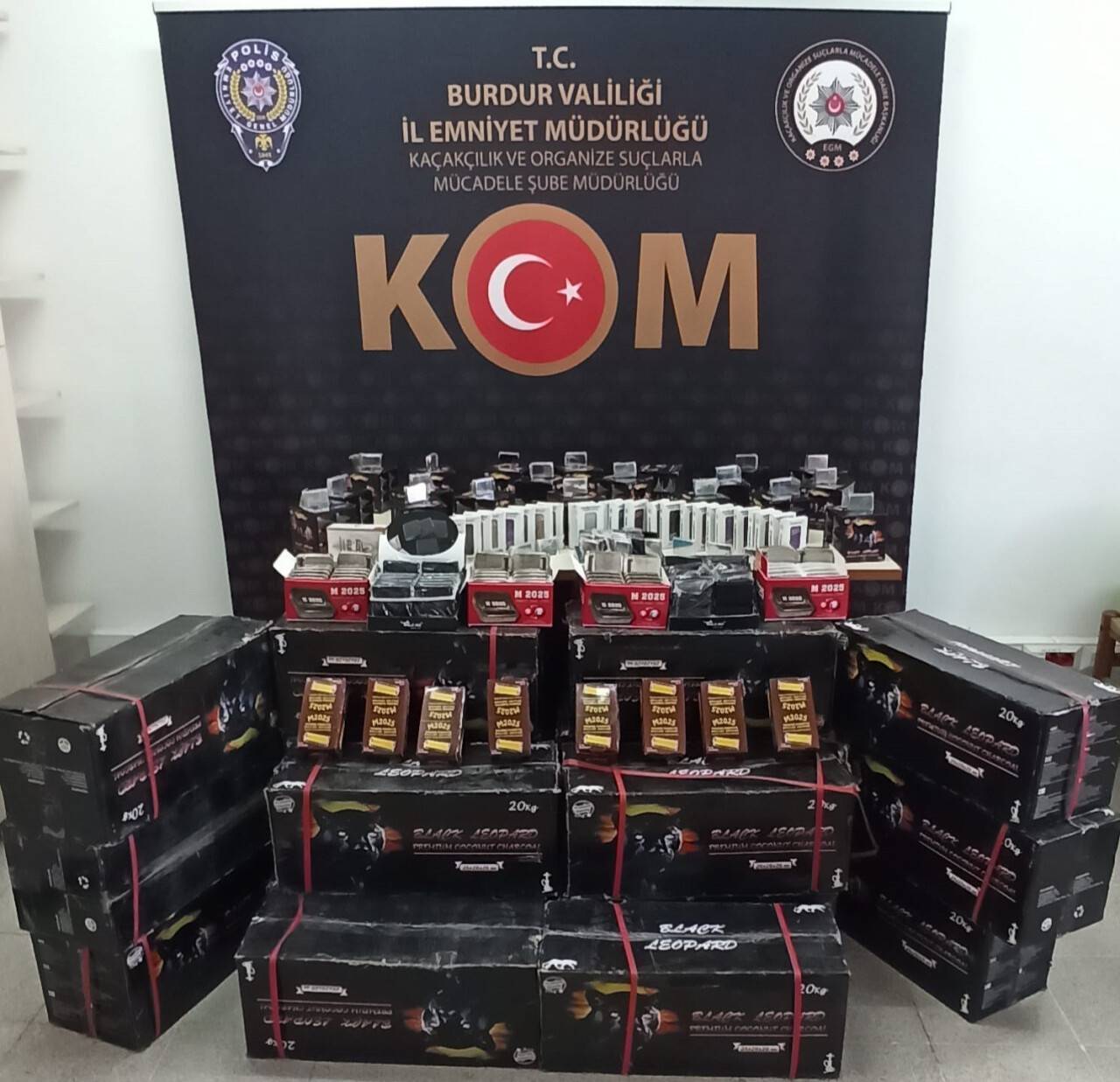 Polis ekipleri durdurdukları araçta onlarca kaçak ürün yakaladı