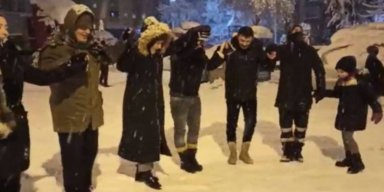 Ümraniye’de kar üstünde horon keyfi