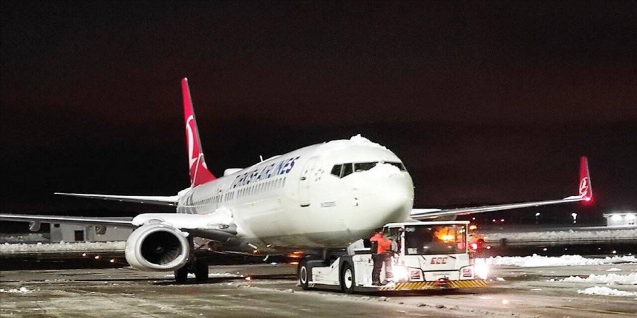 İstanbul Havalimanı'nda uçakların kalkışları da başladı