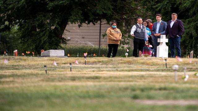 Kanada'da bir yatılı kilise okulunun bahçesinde daha 93 mezar bulundu