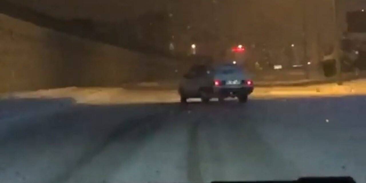 Karda drift yapan araçlar kameraya yansıdı