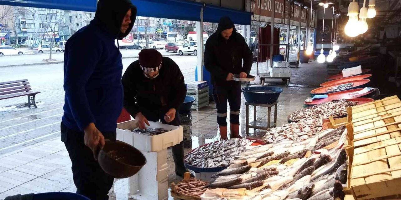 Fırtına ve soğuk hava balık tezgahlarını boşalttı