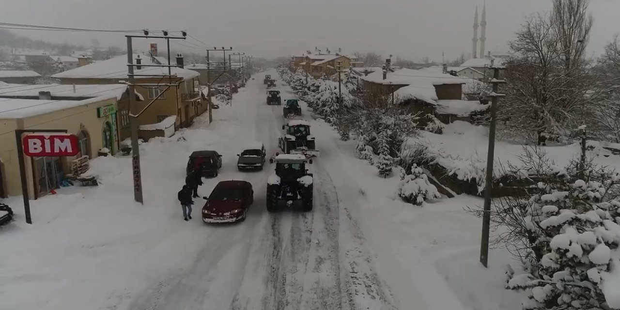 Çiftçiler traktörlerini kar küremeye tahsis etti